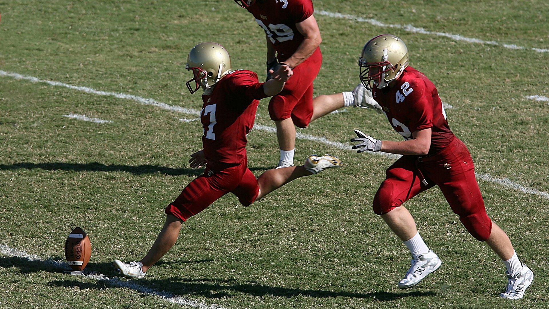 中国足球联赛积极引导球迷文明观赛行为，关注中国足球的标语