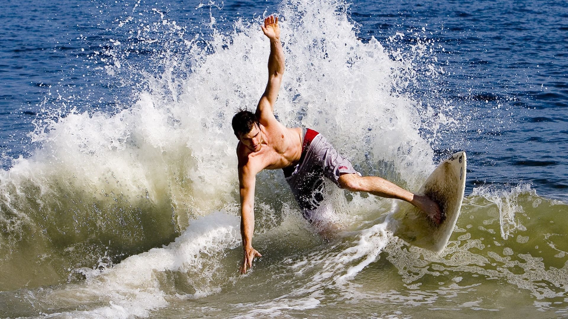 中国足球联赛积极引导球迷文明观赛行为，关注中国足球的标语